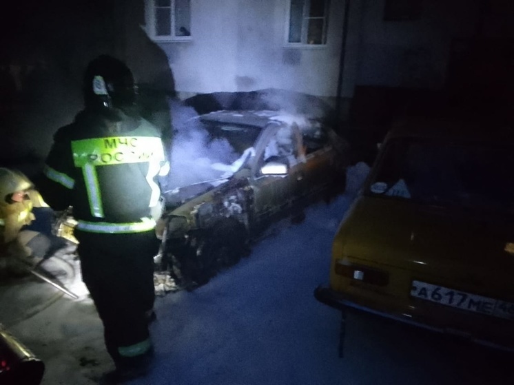 В Курске 2 июля пожар повредил поворотник раритетного автомобиля ВАЗ-2101