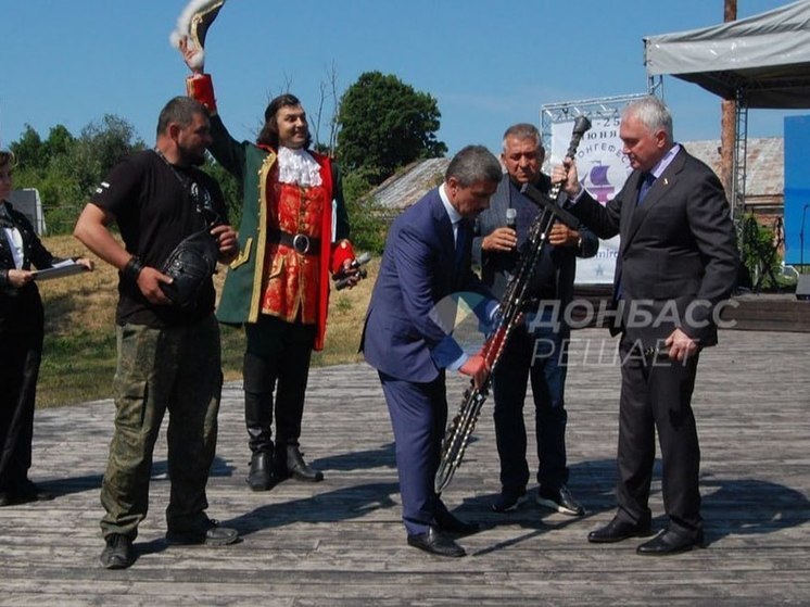 Дончане подарили Кронштадту меч из осколков снарядов