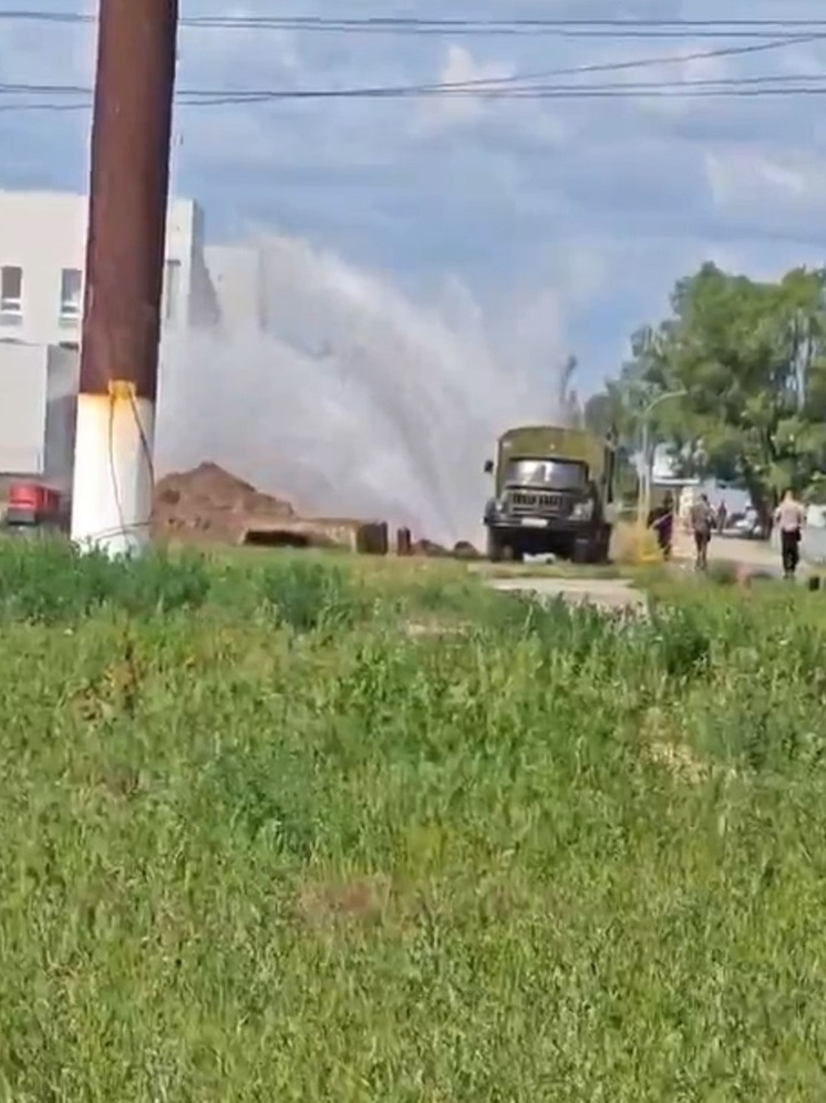 На улице Левитана в Твери произошел прорыв: из земли бьет столб воды
