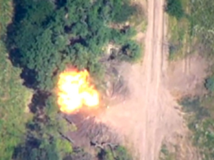 Российский беспилотник "Ланцет" уничтожил украинский танк и станцию РЭБ