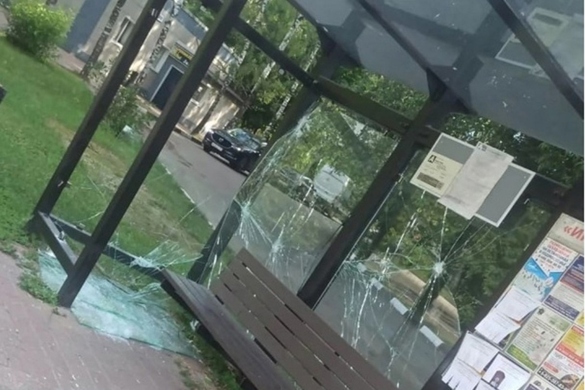 Вандалы разбили стёкла на остановках в Московской области