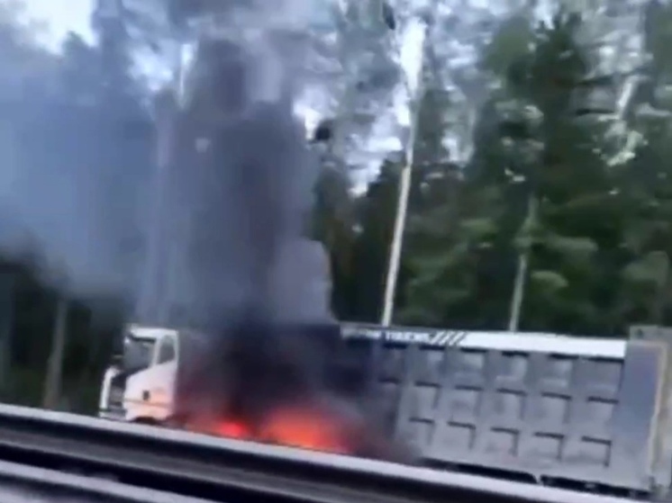 На Южном обходе в Подольске вспыхнул грузовик