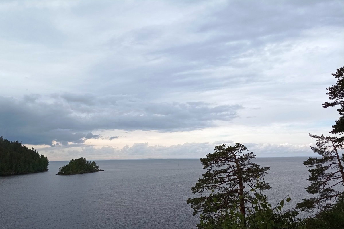 Естественное водохранилище. Озера. Купание в озере.