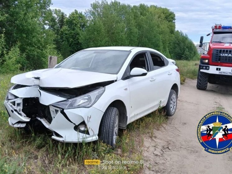 В Новосибирске въехавший в столб автомобиль едва не взорвался от утечки газа