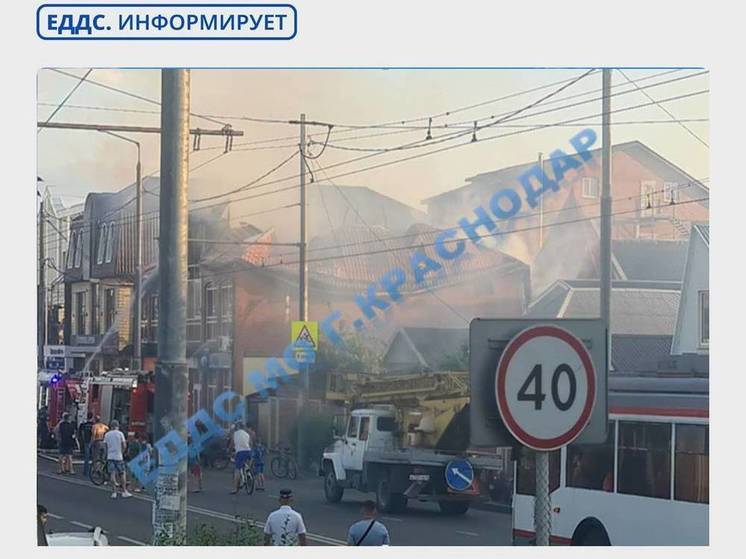 В Краснодаре частично перекрыли улицу Тургенева, чтобы ликвидировать последствия пожара