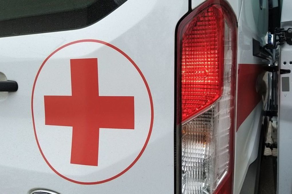 Спасатели довели пострадавшего в ДТП под Киришами человека до медиков