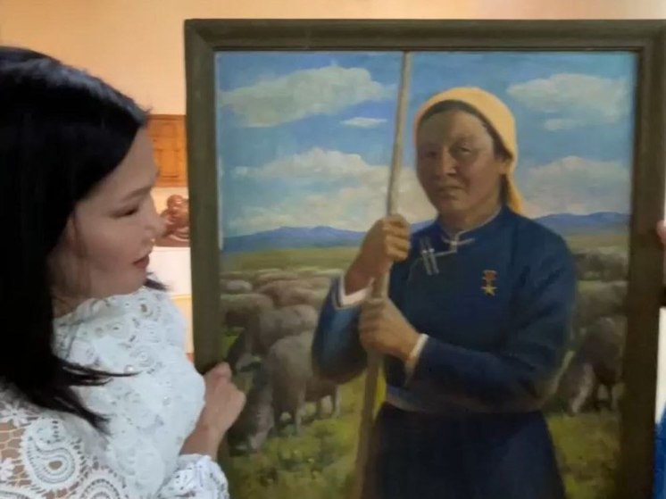 Национальному музею Бурятии подарили картины известного бурятского художника