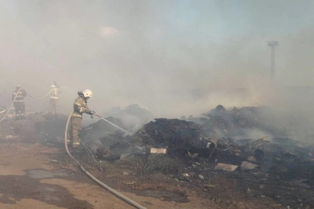 В Астраханской области загорелся мусор на площади 800 квадратных метров