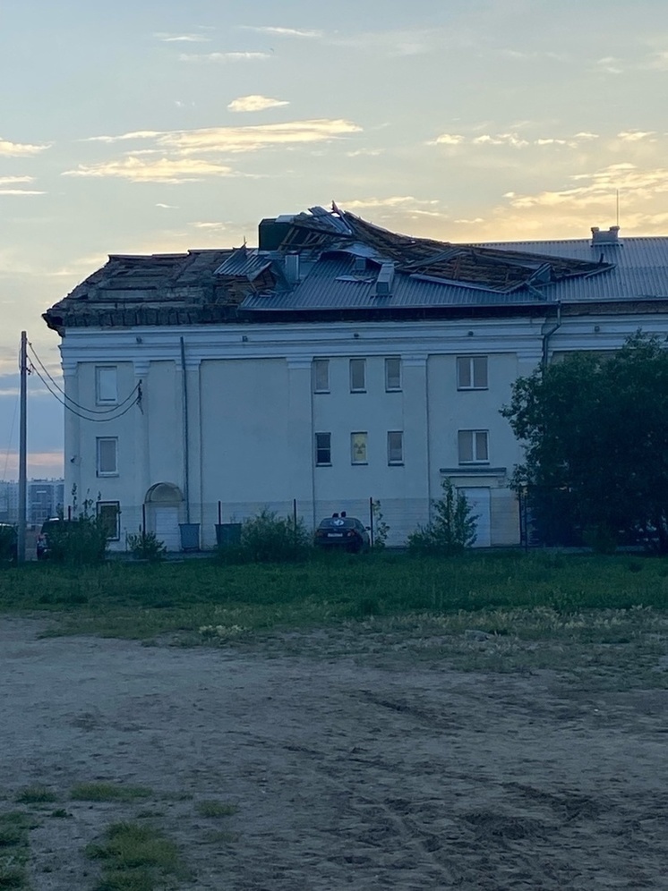 В Челябинске сильный ветер снес крышу с ДК ЧТПЗ