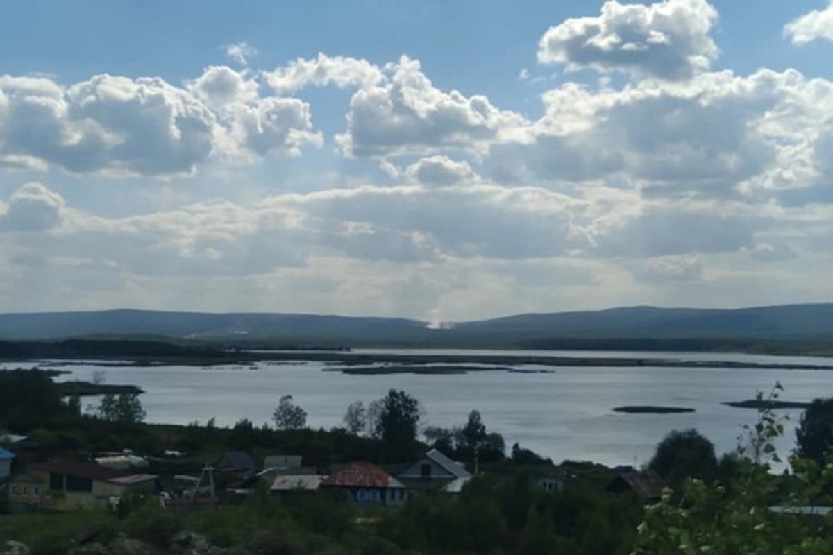 Крупный пожар произошел в селе Маминское в Свердловской области - МК  Екатеринбург