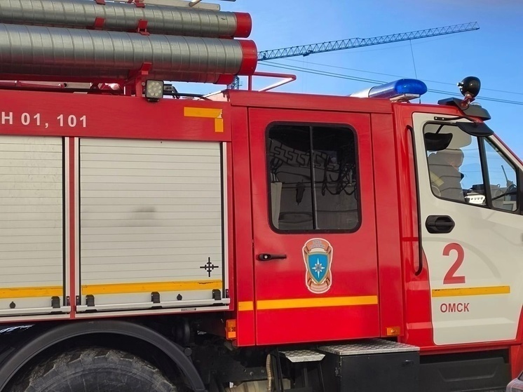 В Омске у проходной завода взорвался автомобиль