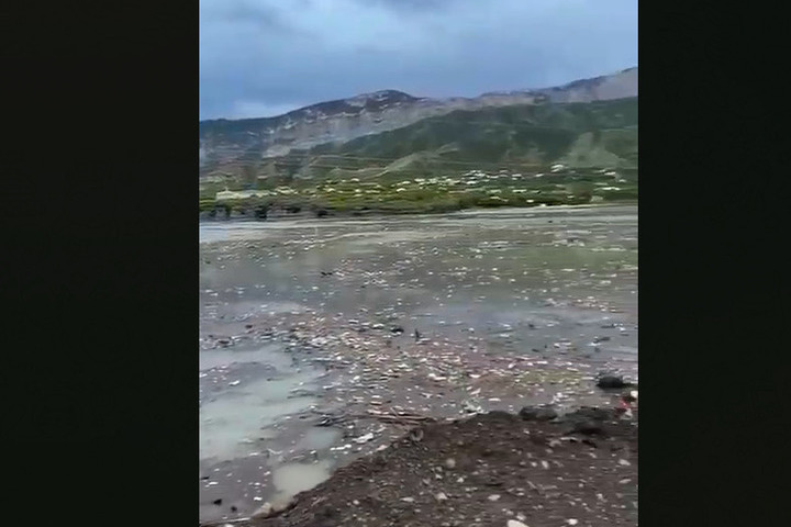 В Дагестане горное водохранилище завалило мусором
