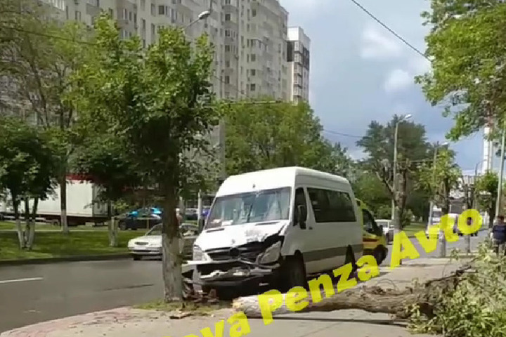 ДТП с маршруткой в Пензе: очевидцы сообщили о пострадавших