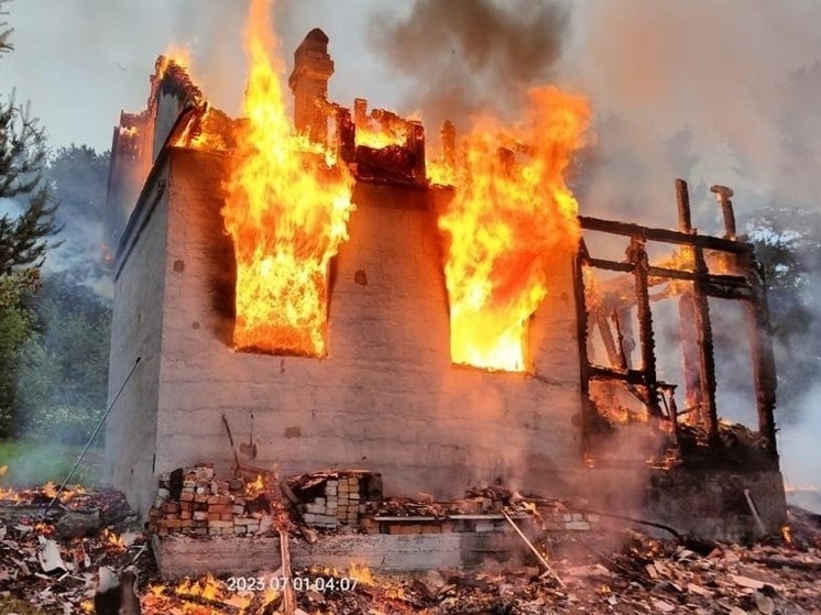 Пожар в Анапе: уже горят три дома (+фото и видео)