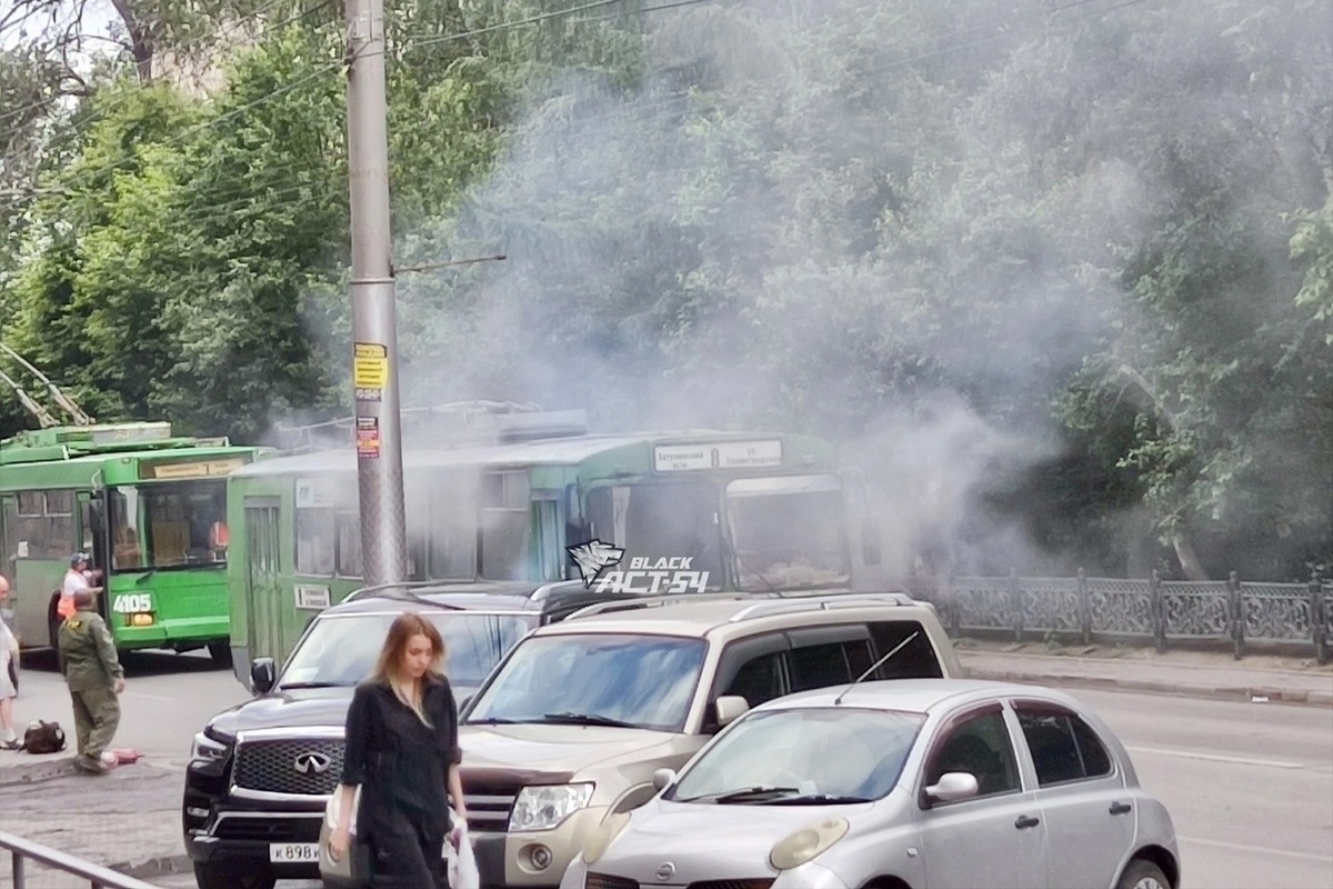 В Новосибирске прямо во время движения загорелся троллейбус №8
