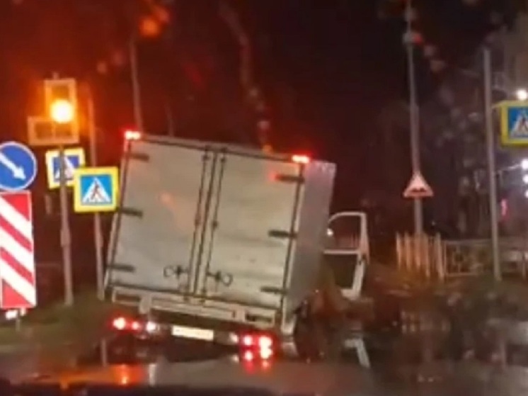 В Бердске «Газель» провалилась на дороге на улице Лунной