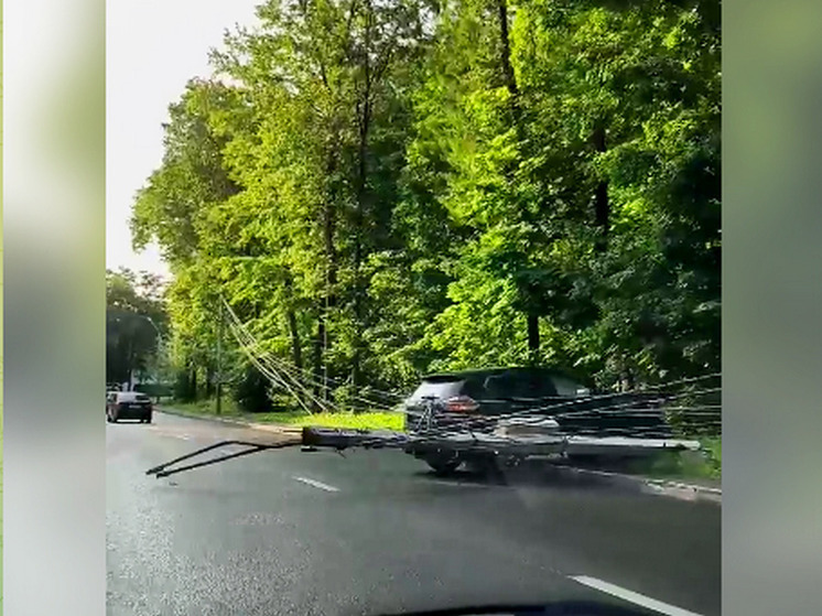 На улице Ломоносова в Воронеже автомобиль снес ЛЭП, на дороге пробка