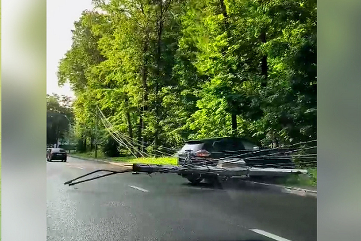 На улице Ломоносова в Воронеже автомобиль снес ЛЭП, на дороге пробка - МК  Воронеж