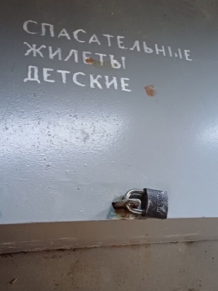 Спасательные жилеты под замком: житель Салехарда сравнил ямальские паромы со сгоревшим ТЦ «Зимняя вишня» и затонувшим лайнером «Булгария»