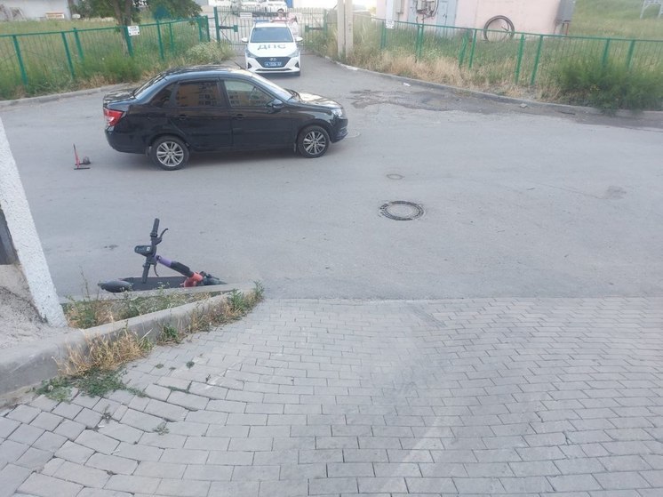 В Новороссийске под колёсами легковушки пострадал подросток на самокате