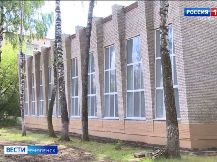 В Смоленске продолжается ремонт спортивного зала педагогического колледжа