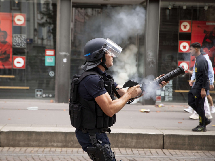 Французы собрали 858 тысяч евро для семьи полицейского, который застрелил подростка в Нантере