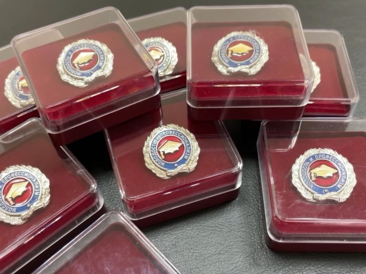 Девять костромских педагогов получат по нагрудному значку и полумиллиону рублей