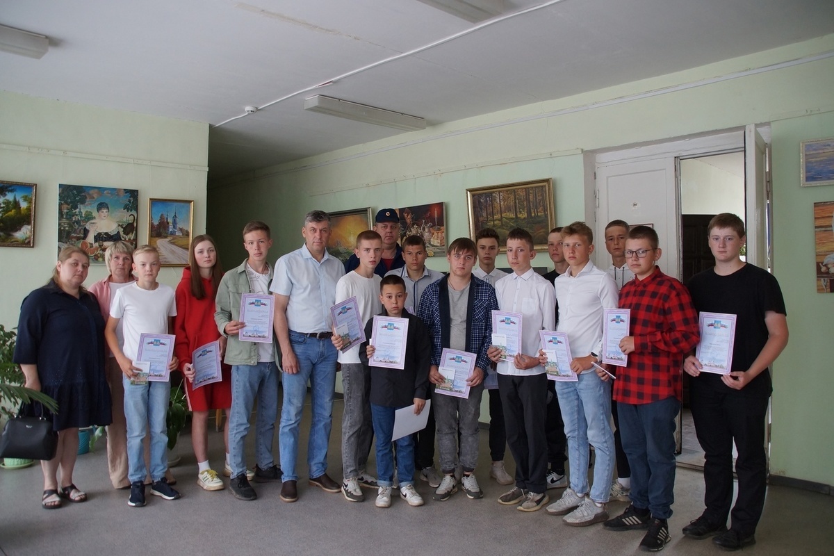 Костромская признательность: в администрации Макарьева благодарственные письма получили подростки