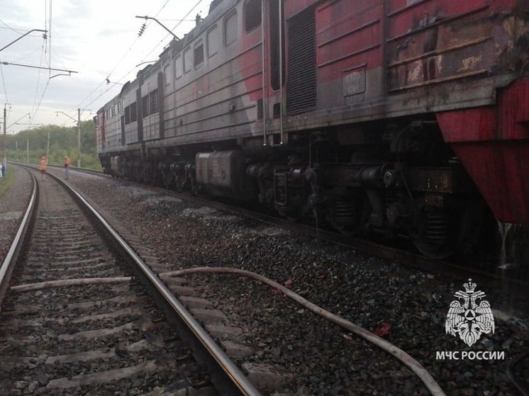 В Башкирии загорелся тепловоз грузового поезда