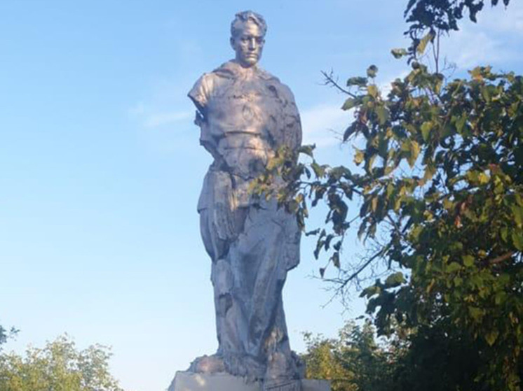 Известный алтайский скульптор восстановил памятники солдатам ВОВ в ЛНР