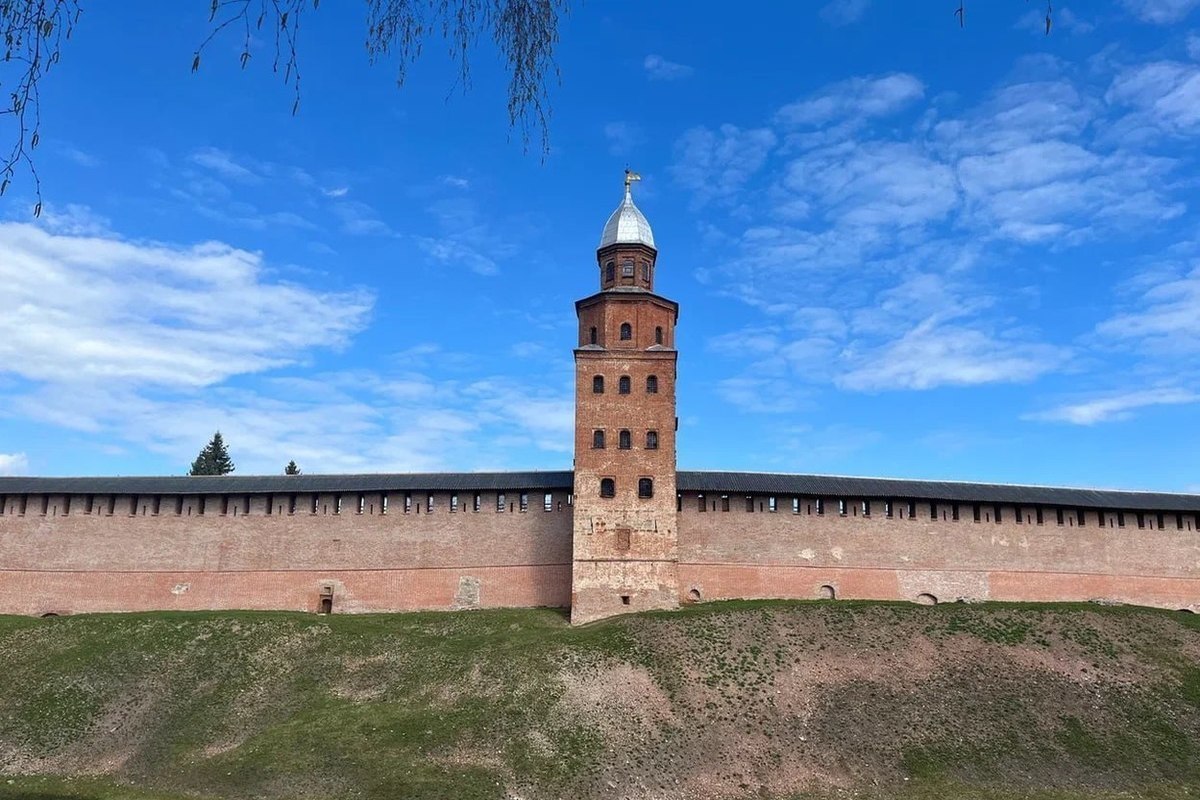 Разруха, мусор и разбитые дороги: жители Новгорода рассказали, с чем у них  ассоциируется регион - МК Великий Новгород