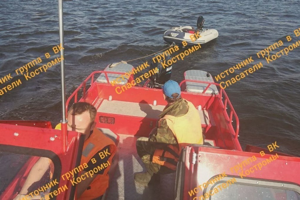 В Костроме спасатели помогли рыбаку на надувной лодке избежать столкновения с баржой