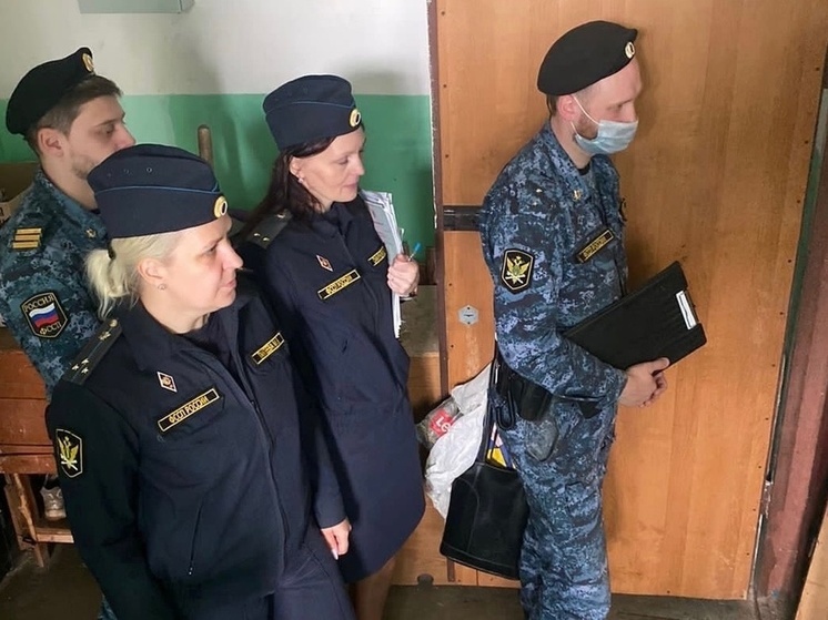 Судебные приставы в Ярославле взяли приступом «плюшкину» квартиру