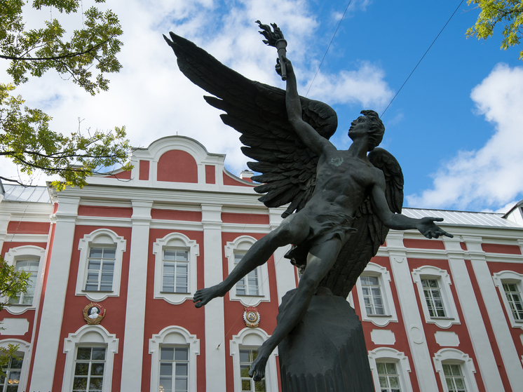 Памятник министру Уварову заменит монумент «Крылатый гений» перед входом в СПбГУ