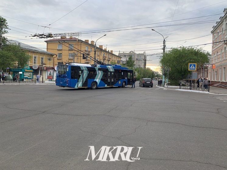 Троллейбус наехал на женщину около ТЦ «Палермо» в Чите