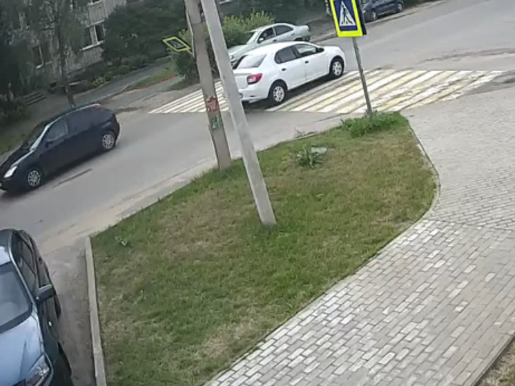 В Тверской области водитель сбил дорожный знак, уходя от аварии