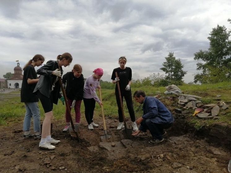 Новокузнецкие студенты раскапывают казарму на валу и ищут подземный ход