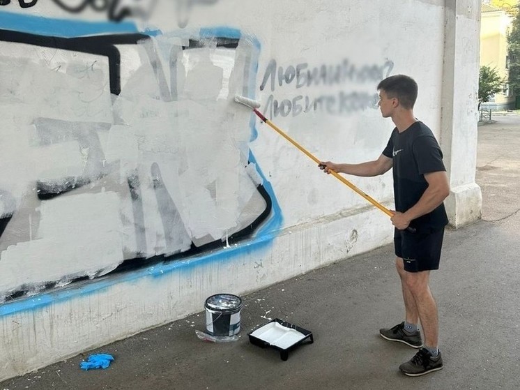 Граффити с призывом к употреблению запрещенных веществ закрашивают в Краснодаре