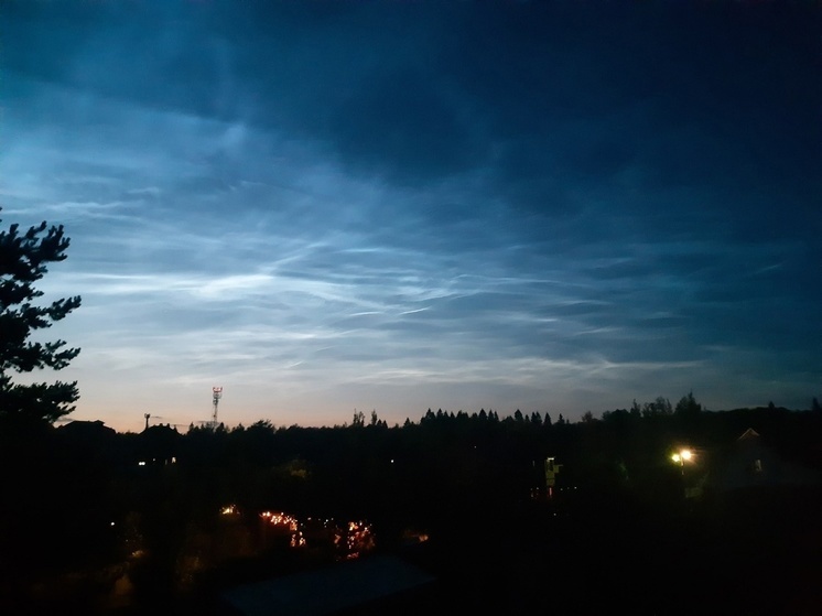 Серебристые облака запечатлели дмитровчане