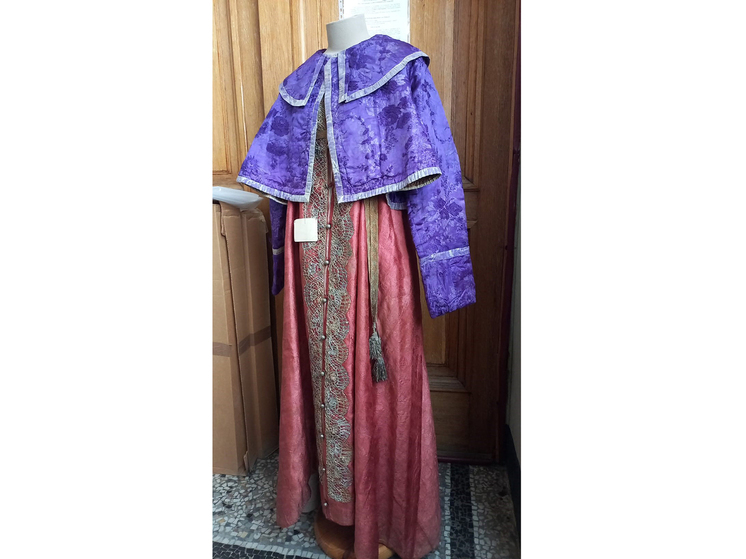 Уникальные женские наряды и старинные украшения представят на выставке в Торжке