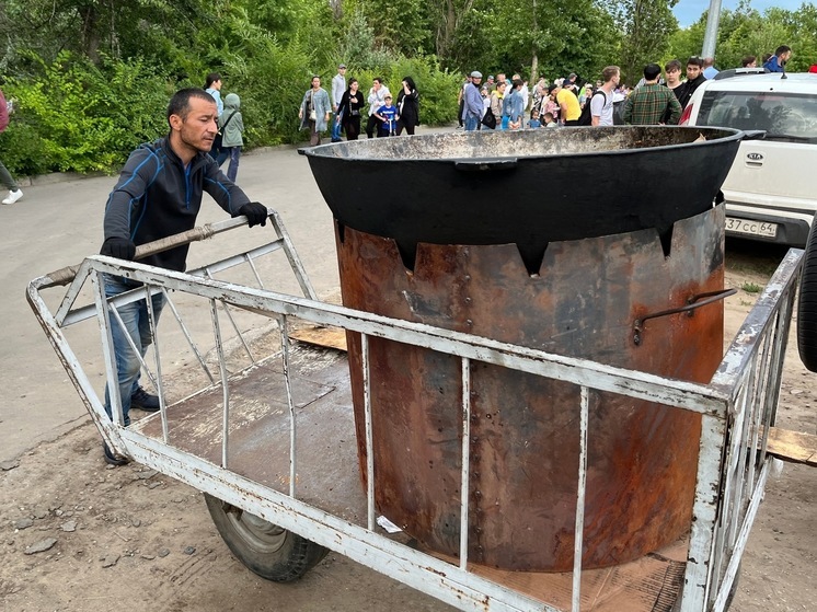 Саратовцы на Курбан-Байрам ели плов из огромного казана