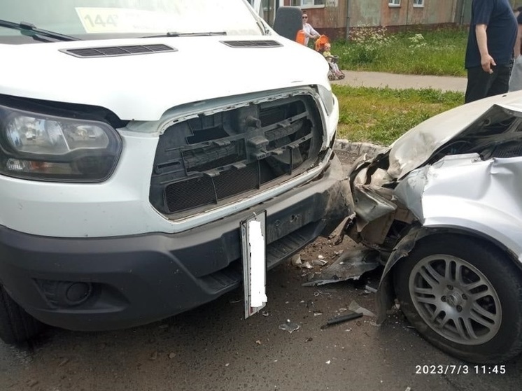 В Новодвинске автобус влетел в легковушку
