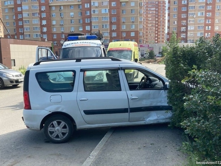В Челябинске автолюбитель врезался в палисадник жилого дома