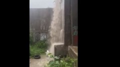 В Иркутске на подпорной стене образовался водопад 