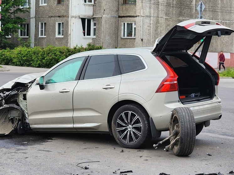 В Мурманске автомобиль столкнулся с машиной МЧС