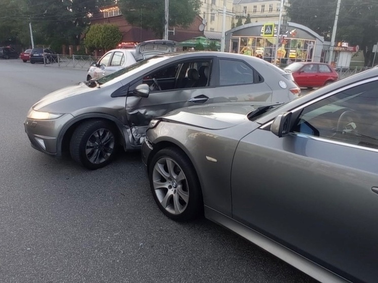 В Калининграде водитель поехал на запрещающий сигнал светофора и влетел в автомобиль Honda