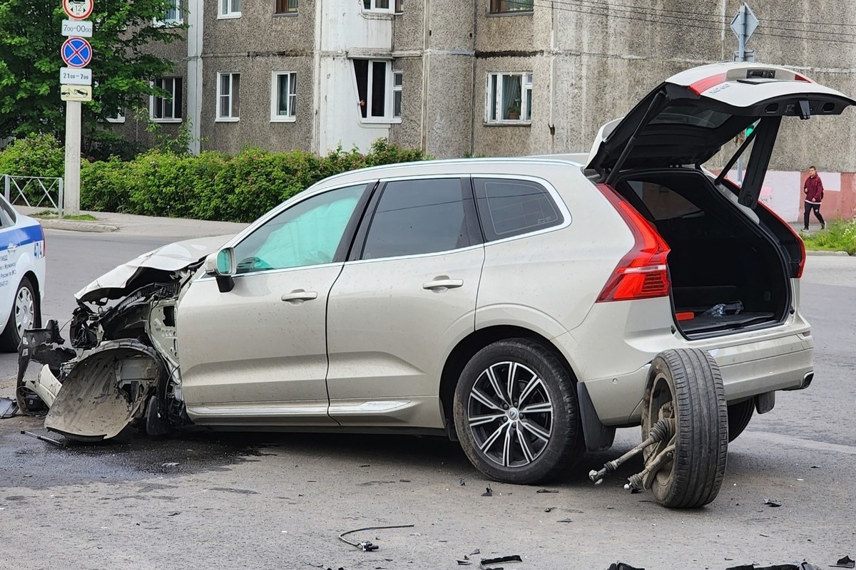 В Мурманске автомобиль столкнулся с машиной МЧС - МК Мурманск