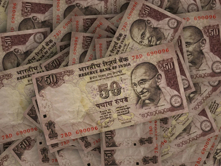 Сенаторы предложили Центробанку развивать международные расчеты в рупиях, дирхамах и риалах