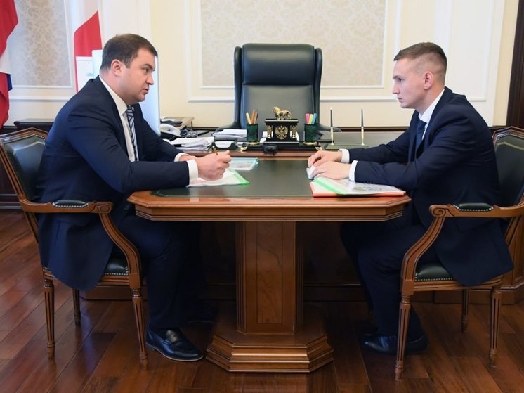 Врио губернатора Омской области встретился с руководителями двух фракций Заксобрания
