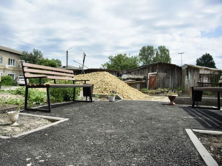 Губернатор Орловской области Клычков проверил ход благоустройства двора в Дмитровске